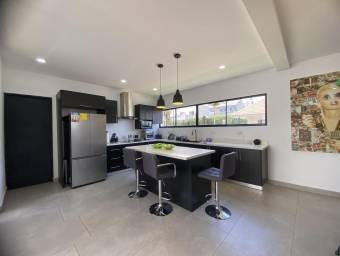 Venta de Excelente Casa en Escazú / Mls. 26-522 OFC JB