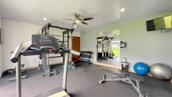 Amplitud y Confort Casa de 220m2 con Oficina, Ático y Terraza con Bar