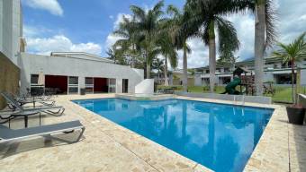 Amplitud y Confort Casa de 220m2 con Oficina, Ático y Terraza con Bar