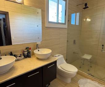 Casa moderna en venta en condominio en Río Oro, Santa Ana