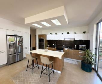 Casa moderna en venta en condominio en Río Oro, Santa Ana