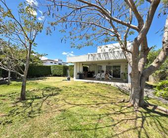 Casa moderna en venta en condominio en Río Oro, Santa Ana