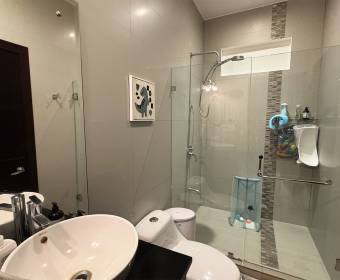 Casa moderna en venta en condominio en Río Oro, Santa Ana