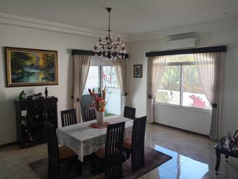 Amplia casa con gran terreno, área social y árboles frutales #25-1481 GS