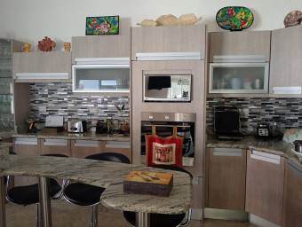 Amplia casa con gran terreno, área social y árboles frutales #25-1481 GS