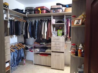 Amplia casa con gran terreno, área social y árboles frutales #25-1481 GS