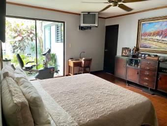 Acogedora casa con amplia terraza y hermosos jardines en Escazú #25-1835 GS