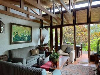 Acogedora casa con amplia terraza y hermosos jardines en Escazú #25-1835 GS