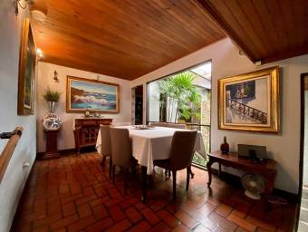 Acogedora casa con amplia terraza y hermosos jardines en Escazú #25-1835 GS