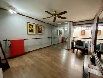 Acogedora casa con amplia terraza y hermosos jardines en Escazú #25-1835 GS