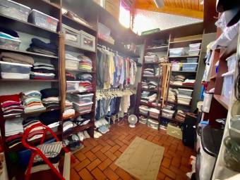 Acogedora casa con amplia terraza y hermosos jardines en Escazú #25-1835 GS