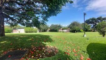 Lote plano en zona exclusiva de Santa Ana con potencial para construir #26-907 GS