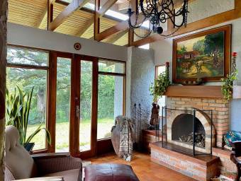 Casa con Amplio Jardín y Terraza en Escazú #25-1835 GS