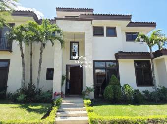 Casa de lujo con amplio jardín en venta en Hacienda del Sol, Santa Ana