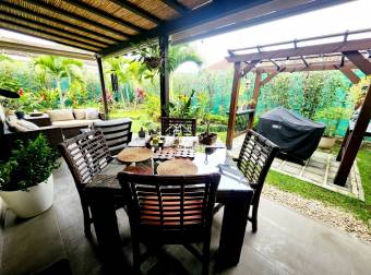 Venta de Casa contemporánea de 3 niveles, Parques del Sol, Jacaranda, Santa Ana