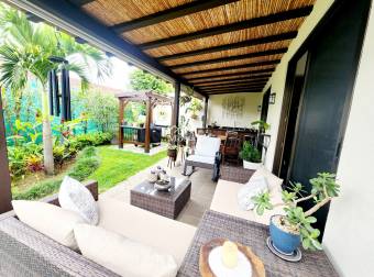 Venta de Casa contemporánea de 3 niveles, Parques del Sol, Jacaranda, Santa Ana