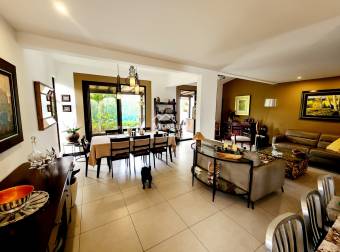 Venta de Casa contemporánea de 3 niveles, Parques del Sol, Jacaranda, Santa Ana