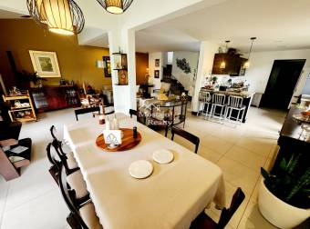 Venta de Casa contemporánea de 3 niveles, Parques del Sol, Jacaranda, Santa Ana