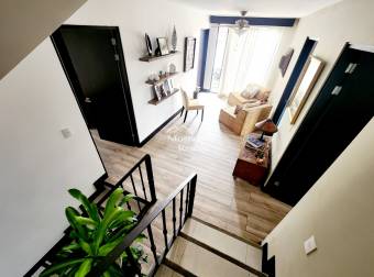 Venta de Casa contemporánea de 3 niveles, Parques del Sol, Jacaranda, Santa Ana