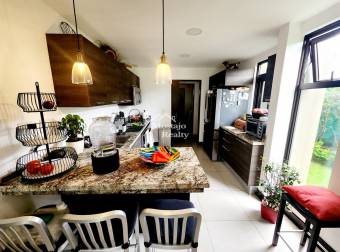 Venta de Casa contemporánea de 3 niveles, Parques del Sol, Jacaranda, Santa Ana