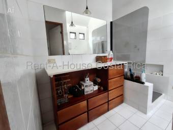 Casa Amplia con Mezzanine y 5 Habitaciones #26-1440 GS