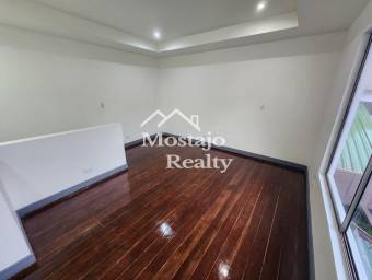 OPORTUNIDAD! Venta de Casa en Residencial en Sabana Oeste, 4 habitaciones!