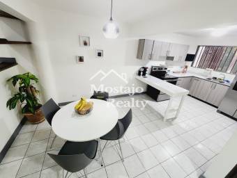 OPORTUNIDAD! Venta de Casa en Residencial en Sabana Oeste, 4 habitaciones!