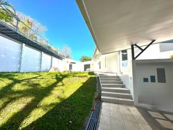 Se alquila casa en Piedades Santa Ana 26-1102