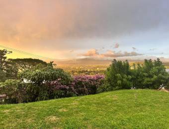 Se alquila casa en Piedades Santa Ana 26-1102