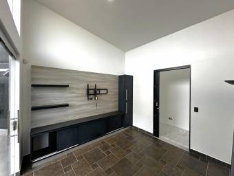 Se alquila casa en Piedades Santa Ana 26-1102