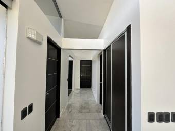 Se alquila casa en Piedades Santa Ana 26-1102