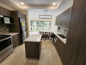 Venta de casa moderna en Condominio Hacienda Paraiso, Santa Ana