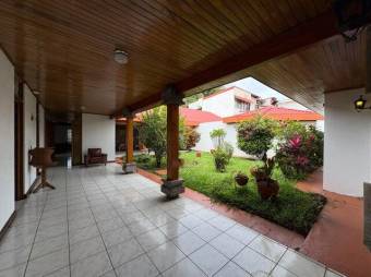 Casa esquinera con uso mixto y gran jardín en Alajuela #26-748 GS, $ 750,000, 4, Alajuela, Alajuela