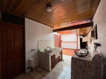 Casa esquinera con uso mixto y gran jardín en Alajuela #26-748 GS, $ 750,000, 4, Alajuela, Alajuela