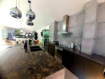 Mansión contemporánea de lujo con piscina y 5 suites en el corazón de Escazú #26-175 GS