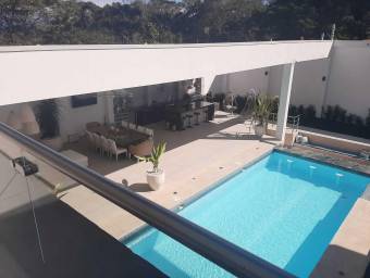 Mansión contemporánea de lujo con piscina y 5 suites en el corazón de Escazú #26-175 GS