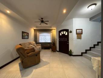 Casa en condominio con jardín y 4 piscinas en Heredia, ubicación privilegiada #26-1628 GS