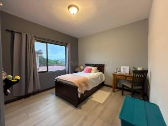 Casa en condominio con jardín y 4 piscinas en Heredia, ubicación privilegiada #26-1628 GS