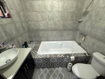 Casa en condominio con jardín y 4 piscinas en Heredia, ubicación privilegiada #26-1628 GS