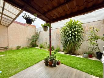 Casa en condominio con jardín y 4 piscinas en Heredia, ubicación privilegiada #26-1628 GS