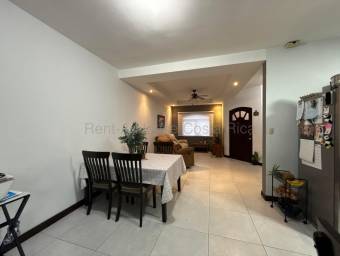 Casa en condominio con jardín y 4 piscinas en Heredia, ubicación privilegiada #26-1628 GS