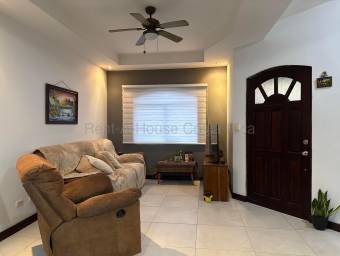 Casa en condominio con jardín y 4 piscinas en Heredia, ubicación privilegiada #26-1628 GS