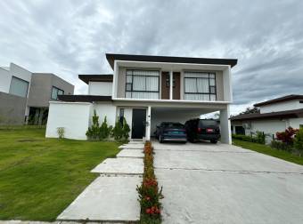 Casa de 2 plantas a la venta en el condominio Los Llanos en Ciudad Hacienda Los Reyes