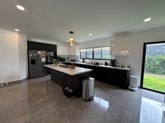 Casa de 2 plantas a la venta en el condominio Los Llanos en Ciudad Hacienda Los Reyes