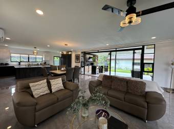 Casa de 2 plantas a la venta en el condominio Los Llanos en Ciudad Hacienda Los Reyes