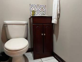 Casa de lujo en Lomas de Ayarco con jacuzzi, terraza y 5 parqueos #26-892 GS