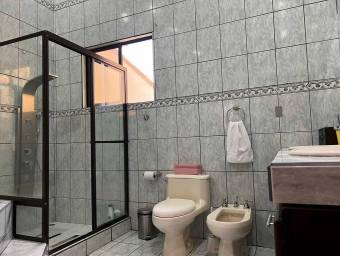 Casa de lujo en Lomas de Ayarco con jacuzzi, terraza y 5 parqueos #26-892 GS