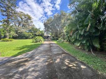 Hermosa y Amplia casa en Santa Ana Alta, Loma, con 5 habitaciones y 4 baños