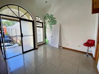 Centro comercial con 12 locales en zona exclusiva del oeste de San José #25-1838 GS