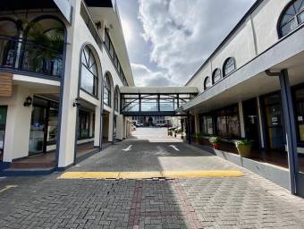 Centro comercial con 12 locales en zona exclusiva del oeste de San José #25-1838 GS